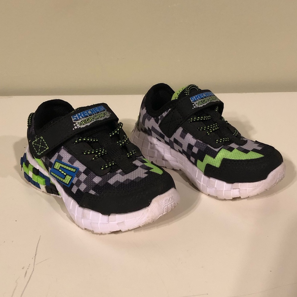 Skechers size 8 small child color black